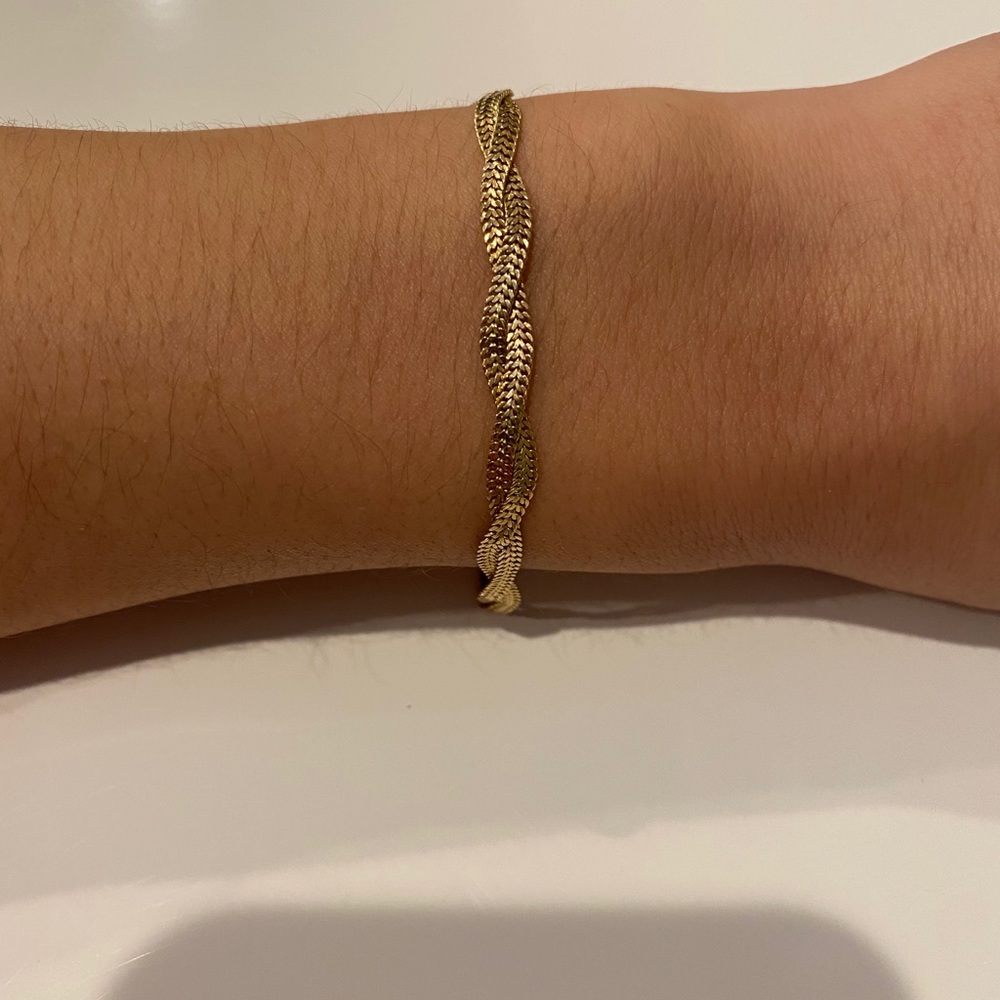 Gold Bracelet with shiny diamond cut
